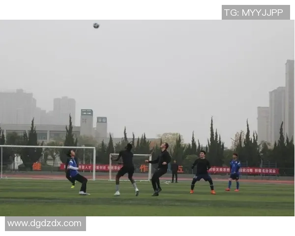 年轻帅气足球球星赛场英姿勃发展现无与伦比的青春风采与运动魅力 年轻帅气足球球星赛场英姿勃发展现无与伦比的青春风采与运动魅力