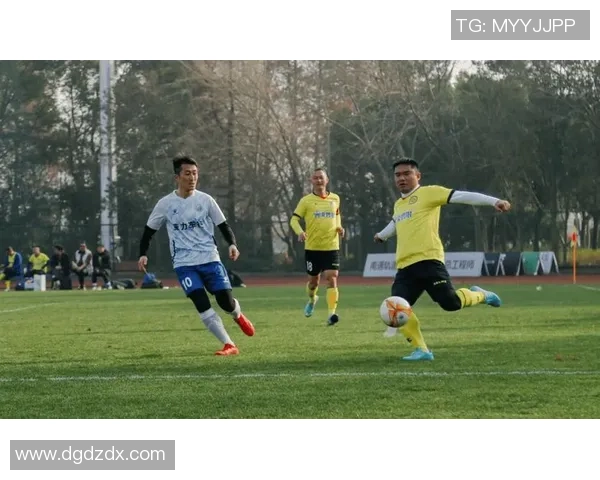 绿茵鏖战汗水飞扬足球球星衣服沾满泥土见证拼搏荣耀