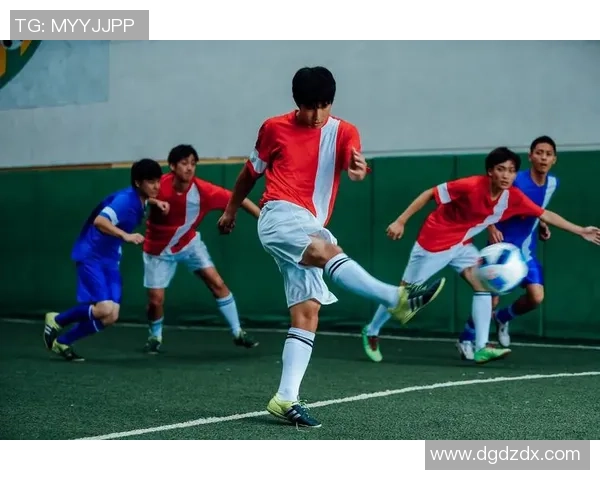 足球巨星刮胡子引发热议展现球场外独特魅力与生活态度